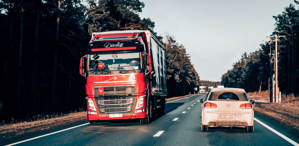 5 Tips to Share the Road with Big Trucks and Avoid Accidents