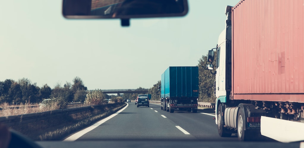 Cómo evitar accidentes con camiones grandes en las carreteras de Texas